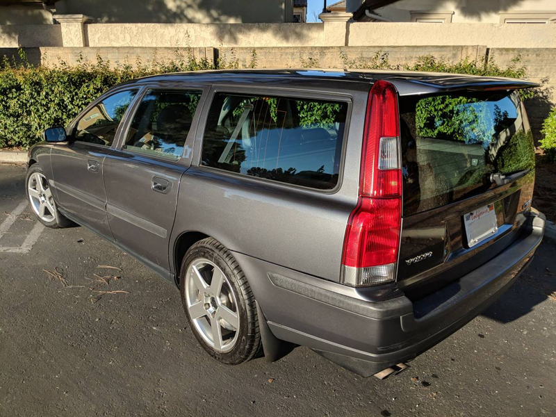 Illustration for article titled At $7,999, Could This 2004 Volvo V70 R Feed Your Need For Swede?